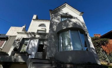 Casa en venta - 4 Dormitorios 3 Baños - Villa Gesell
