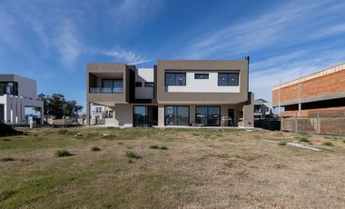 VENTA- Casa 5 ambientes en La Providencia Resort Country Club - Canning