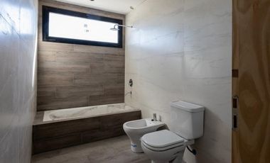 VENTA- Casa 5 ambientes en La Providencia Resort Country Club - Canning