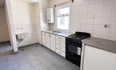 Amplio departamento de 3 dormitorios + dependencia en Salta al 700, Barrio Norte