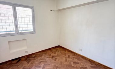 Amplio departamento de 3 dormitorios + dependencia en Salta al 700, Barrio Norte