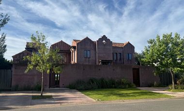 Venta Casa DE DISEÑO 6 Amb a La Laguna en San Benito Villanueva Tigre