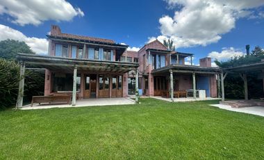 Venta Casa DE DISEÑO 6 Amb a La Laguna en San Benito Villanueva Tigre