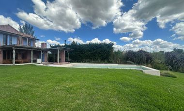 Venta Casa DE DISEÑO 6 Amb a La Laguna en San Benito Villanueva Tigre