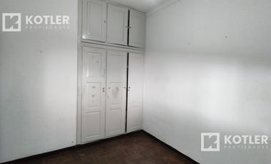 Casa de 3 amb. c/jardín, fondo y posibilidad de cochera, a mts. de Av. Eva Perón, Temperley.