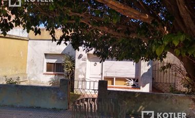 Casa de 3 amb. c/jardín, fondo y posibilidad de cochera, a mts. de Av. Eva Perón, Temperley.