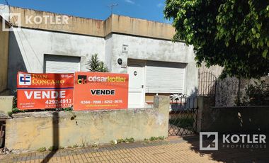 Casa de 3 amb. c/jardín, fondo y posibilidad de cochera, a mts. de Av. Eva Perón, Temperley.