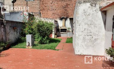 Casa de 3 amb. c/jardín, fondo y posibilidad de cochera, a mts. de Av. Eva Perón, Temperley.