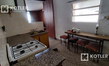 Casa de 3 amb. c/jardín, fondo y posibilidad de cochera, a mts. de Av. Eva Perón, Temperley.