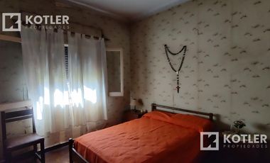 Casa de 3 amb. c/jardín, fondo y posibilidad de cochera, a mts. de Av. Eva Perón, Temperley.