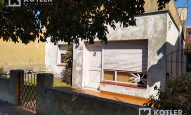 Casa de 3 amb. c/jardín, fondo y posibilidad de cochera, a mts. de Av. Eva Perón, Temperley.