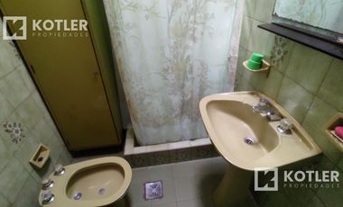 Casa de 3 amb. c/jardín, fondo y posibilidad de cochera, a mts. de Av. Eva Perón, Temperley.