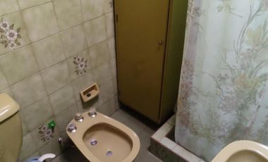 Casa de 3 amb. c/jardín, fondo y posibilidad de cochera, a mts. de Av. Eva Perón, Temperley.