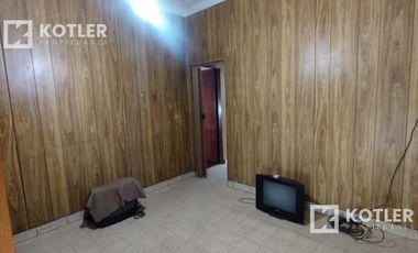 Casa de 3 amb. c/jardín, fondo y posibilidad de cochera, a mts. de Av. Eva Perón, Temperley.