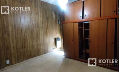 Casa de 3 amb. c/jardín, fondo y posibilidad de cochera, a mts. de Av. Eva Perón, Temperley.