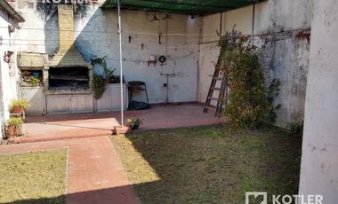 Casa de 3 amb. c/jardín, fondo y posibilidad de cochera, a mts. de Av. Eva Perón, Temperley.