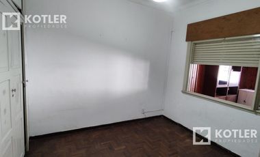 Casa de 3 amb. c/jardín, fondo y posibilidad de cochera, a mts. de Av. Eva Perón, Temperley.