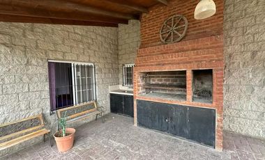 Casa en venta - 2 Dormitorios 1 Baño - Cochera - 348Mts2 - San Miguel del Monte