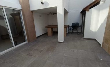 VENDO CASA EN PRIVADA ZONA JARDINES DE LA HDA, 4 REC C/BAÑO DOS EN PLANTA BAJA