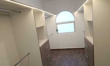 VENDO CASA EN PRIVADA ZONA JARDINES DE LA HDA, 4 REC C/BAÑO DOS EN PLANTA BAJA