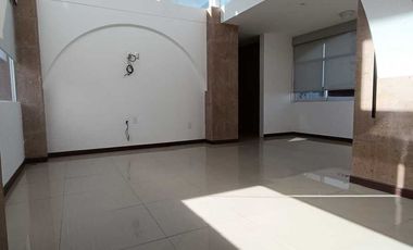 VENDO CASA EN PRIVADA ZONA JARDINES DE LA HDA, 4 REC C/BAÑO DOS EN PLANTA BAJA