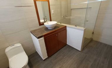 VENDO CASA EN PRIVADA ZONA JARDINES DE LA HDA, 4 REC C/BAÑO DOS EN PLANTA BAJA