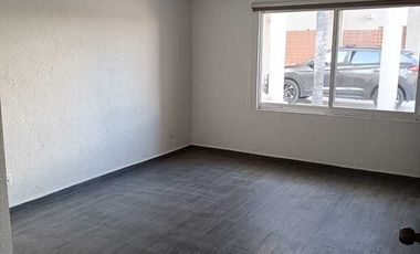 VENDO CASA EN PRIVADA ZONA JARDINES DE LA HDA, 4 REC C/BAÑO DOS EN PLANTA BAJA