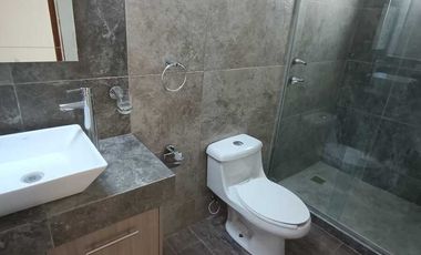VENDO CASA EN PRIVADA ZONA JARDINES DE LA HDA, 4 REC C/BAÑO DOS EN PLANTA BAJA