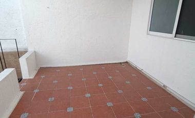 VENDO CASA EN PRIVADA ZONA JARDINES DE LA HDA, 4 REC C/BAÑO DOS EN PLANTA BAJA