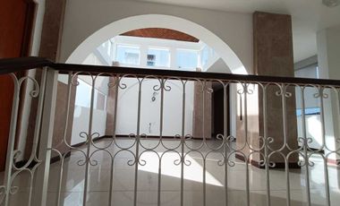 VENDO CASA EN PRIVADA ZONA JARDINES DE LA HDA, 4 REC C/BAÑO DOS EN PLANTA BAJA