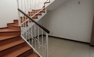 VENDO CASA EN PRIVADA ZONA JARDINES DE LA HDA, 4 REC C/BAÑO DOS EN PLANTA BAJA