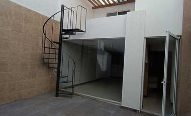 VENDO CASA EN PRIVADA ZONA JARDINES DE LA HDA, 4 REC C/BAÑO DOS EN PLANTA BAJA