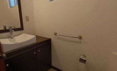 VENDO CASA EN PRIVADA ZONA JARDINES DE LA HDA, 4 REC C/BAÑO DOS EN PLANTA BAJA