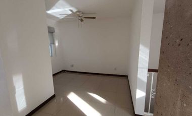 VENDO CASA EN PRIVADA ZONA JARDINES DE LA HDA, 4 REC C/BAÑO DOS EN PLANTA BAJA