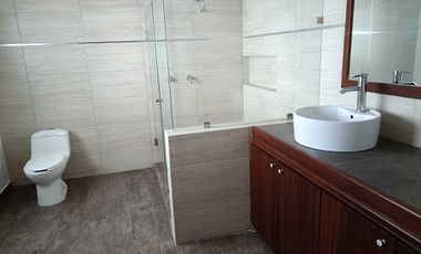 VENDO CASA EN PRIVADA ZONA JARDINES DE LA HDA, 4 REC C/BAÑO DOS EN PLANTA BAJA