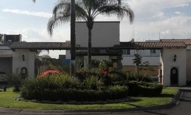 VENDO CASA EN PRIVADA ZONA JARDINES DE LA HDA, 4 REC C/BAÑO DOS EN PLANTA BAJA