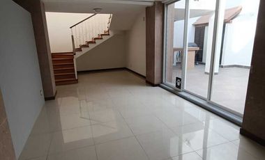 VENDO CASA EN PRIVADA ZONA JARDINES DE LA HDA, 4 REC C/BAÑO DOS EN PLANTA BAJA