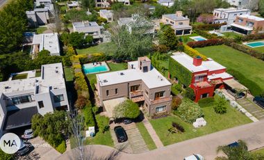 Casa 4 Dormitorios con jardín y pileta - Aguadas - Funes | Venta