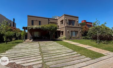 Casa 4 Dormitorios con jardín y pileta - Aguadas - Funes | Venta