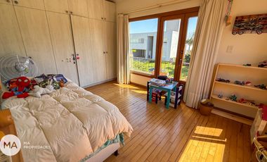 Casa 4 Dormitorios con jardín y pileta - Aguadas - Funes | Venta