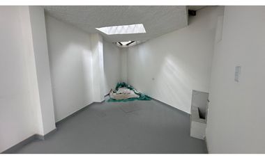 ARRIENDO LOCAL SOBRE LA CRA 5 COTA $2,400.000