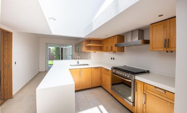 CASA EN RENTA EN CONDOMINIO EN CERRADA CON PARQUE PRIVADO EN LA COLONIA  LOMAS DE LA HERRADURA