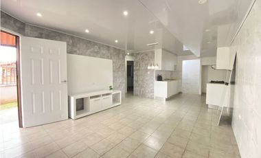 Casa Unifamiliar Remodelada de Esquina en Las Cumbres en Venta-LH