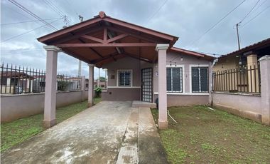 Casa Unifamiliar Remodelada de Esquina en Las Cumbres en Venta-LH