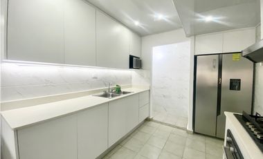 Casa Unifamiliar Remodelada de Esquina en Las Cumbres en Venta-LH