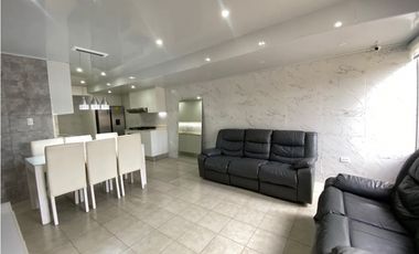 Casa Unifamiliar Remodelada de Esquina en Las Cumbres en Venta-LH