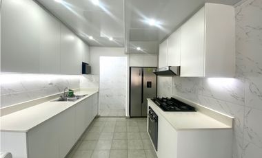 Casa Unifamiliar Remodelada de Esquina en Las Cumbres en Venta-LH