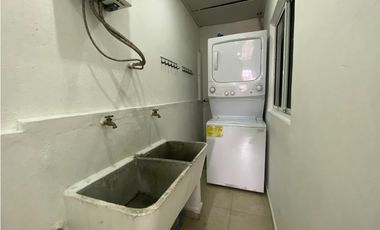 Casa Unifamiliar Remodelada de Esquina en Las Cumbres en Venta-LH