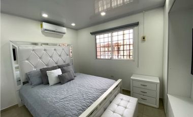 Casa Unifamiliar Remodelada de Esquina en Las Cumbres en Venta-LH