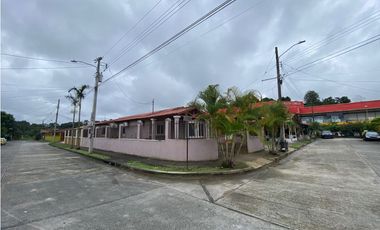 Casa Unifamiliar Remodelada de Esquina en Las Cumbres en Venta-LH